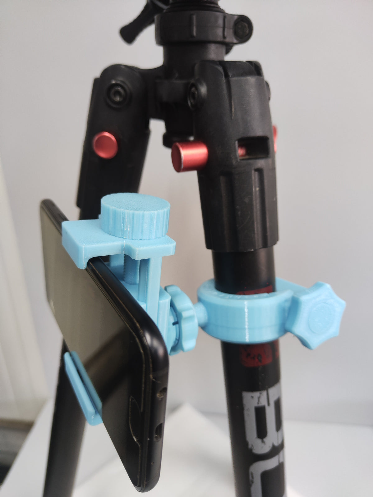 MeshKraft Design adjustable phone holder mounted on tripod